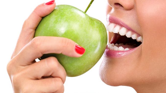vrouw mond appel 