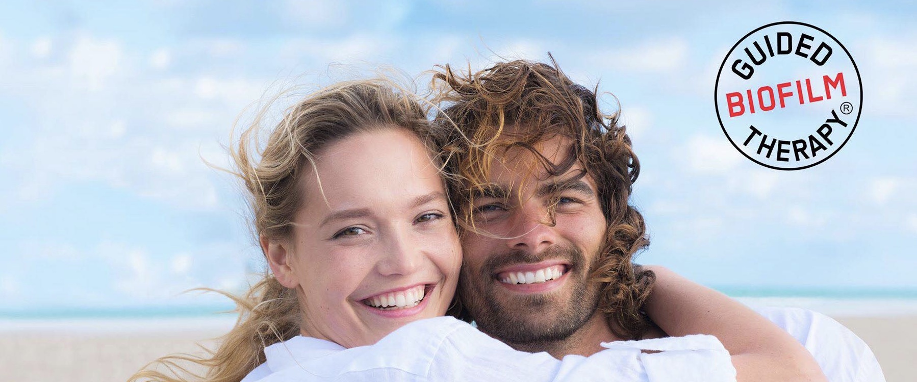 koppel op strand voor guided biofilm thearapy