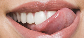 mond met tong speeksel